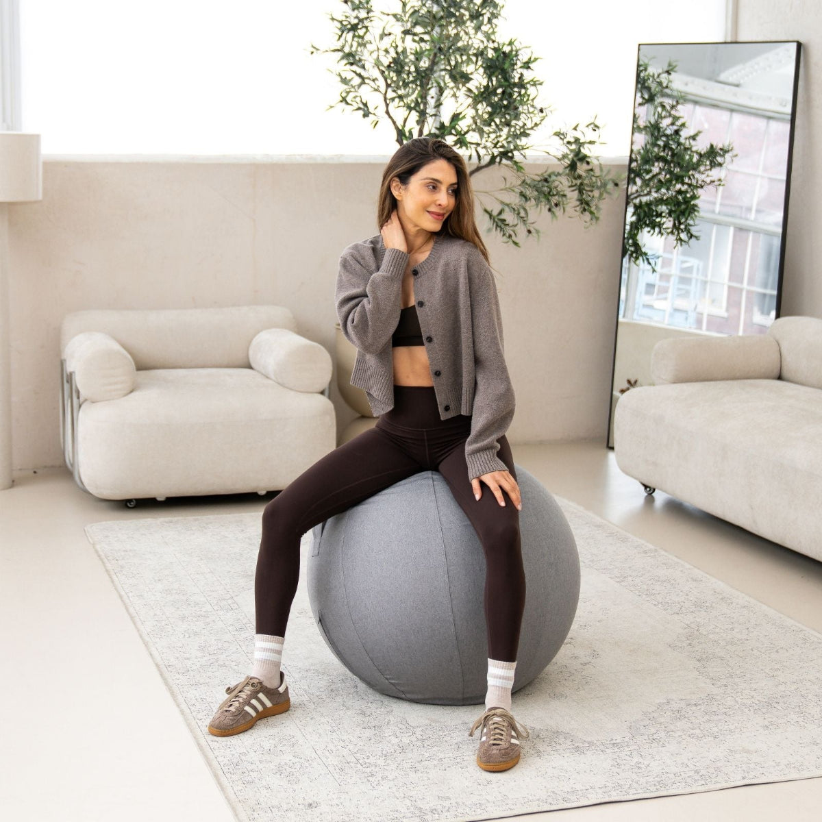 Kuipers Ergonomischer Sitz- und Gymnastikball in Grau – Ansicht 3